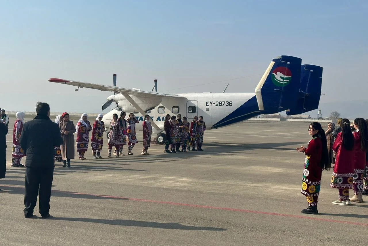 Самолёт Tajik Air на аэродроме
